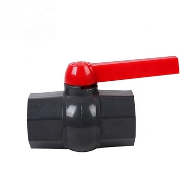 Fabbricazione di valvole a sfera in PVC di 50 mm di plastica con presa a presa