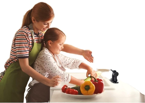 Rubinetto da cucina nero opaco con spruzzatore pull-down e design in ottone in stile contemporaneo