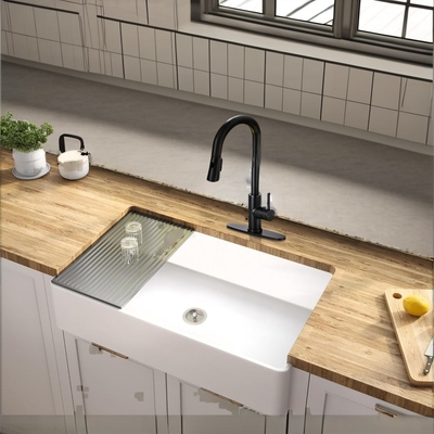 Rubinetto da cucina nero opaco con spruzzatore pull-down e design in ottone in stile contemporaneo
