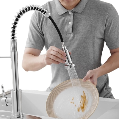 Rubinetto da cucina a manico singolo montato sul ponte in nichel spazzolato con copertura a foro