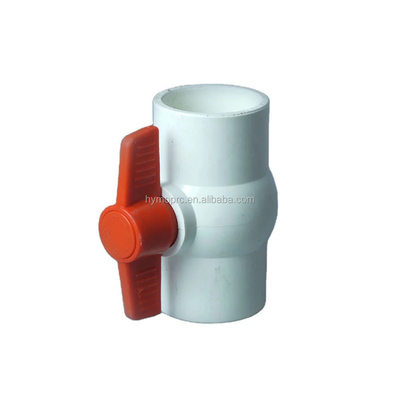 Valvola a sfera in PVC bianco standard ASTM DIN in tutte le dimensioni con dimensione di 1,5 pollici e maniglia rossa