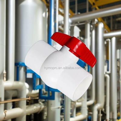 Valvola a sfera in PVC bianco standard ASTM DIN in tutte le dimensioni con dimensione di 1,5 pollici e maniglia rossa