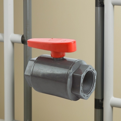 Valvola a sfera in PVC a due pezzi di produzione OEM spessore standard manico rotondo campioni gratuiti